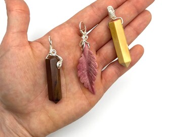 Pendentifs enroulés sur un fil de cristal, jaune foncé, pendentif en jaspe jaune, pendentif plume de rhodonite sculptée