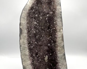 Grande cathédrale de géode de grappe d'améthyste, pièce maîtresse en cristal, cristal de collecteur, améthyste violette avec calcite