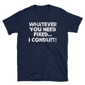 以下が含まれることがあります： 紺色のTシャツに、白くかすれた「Whatever you need fixed... I conduit!」というグラフィックがプリントされています