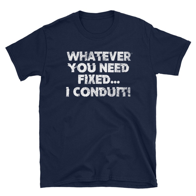 以下が含まれることがあります： 紺色のTシャツに、白くかすれた「Whatever you need fixed... I conduit!」というグラフィックがプリントされています