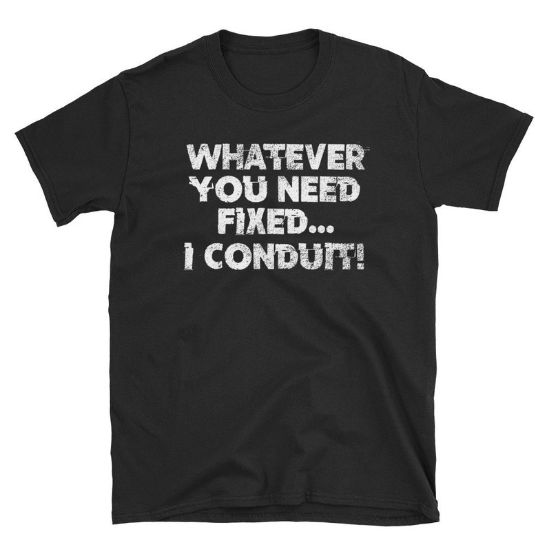 以下が含まれることがあります： 白い文字で「Whatever you need fixed... I conduit!」と書かれた黒いTシャツ