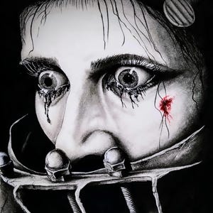 Peut inclure: Un dessin en noir et blanc d'un visage avec une cage en métal sur la bouche. La personne a une expression de détresse avec des larmes qui coulent sur son visage. Il y a une petite marque rouge sur sa joue.