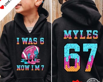 Personalisierter 7.Geburtstag Junge 67 Hoodie, Einzigartiger Fußball Drip, Fußball-Geburtstagsgeschenke für 7-jährige Jungen, Benutzerdefinierter Fußball Hoodie Six Seven