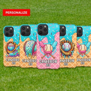 Könnte beinhalten: Eine Auswahl an Handyhüllen mit Baseball-Motiven. Jede Hülle zeigt einen Baseball, einen Baseballhandschuh oder einen Schläger in einem farbenfrohen Cartoon-Stil. Die Hüllen sind mit dem Namen "CAMERON" oder "AMERON" und der Nummer "23" personalisiert.