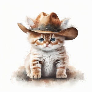Puede incluir: Un lindo gatito naranja y blanco con un sombrero de vaquero marr&oacute;n con una banda de cuero marr&oacute;n. El gatito est&aacute; sentado en una superficie marr&oacute;n claro con un fondo blanco.