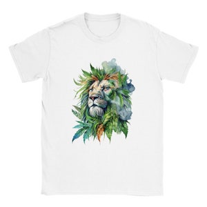 Op de afbeelding: Een wit T-shirt met een aquarel-illustratie van een leeuwenkop met groene bladeren en rook die uit zijn manen opstijgt.