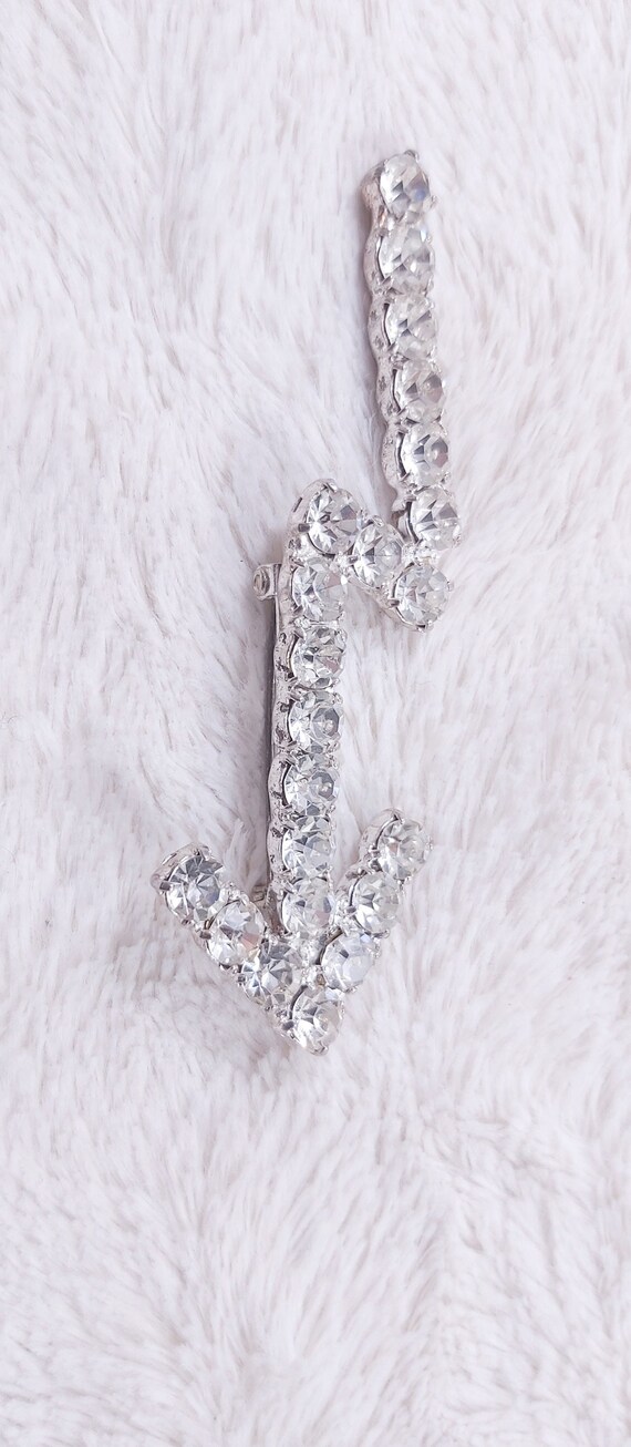 Vintage rhinestones Arrow brooch, clear crystal b… - image 5