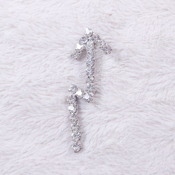 Vintage rhinestones Arrow brooch, clear crystal b… - image 3