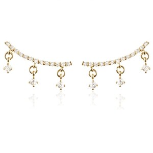Peut inclure: Une paire de boucles d'oreilles en or avec une ligne incurvée de petits diamants et trois diamants pendants.