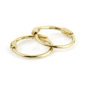 Boucles d'oreilles Huggie 8 mm Cartilage fines en or 9 carats