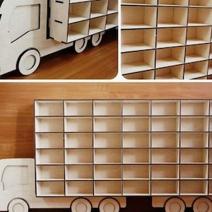 Puede incluir: Un camión de juguete de madera con una gran caja de carga que tiene muchos estantes pequeños. El camión está pintado de blanco y tiene ruedas negras. Los estantes están vacíos y listos para ser llenados con artículos pequeños.