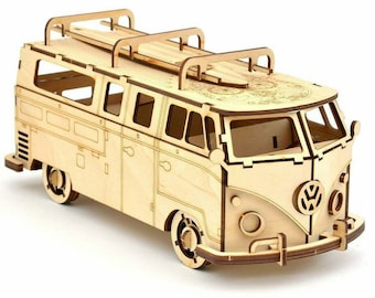 Puede incluir: Un kit de modelo de madera de una furgoneta Volkswagen vintage con una tabla de surf en el portaequipajes. La furgoneta está detallada con ventanas, puertas y un logotipo de VW. El modelo no está pintado y está listo para ser ensamblado.