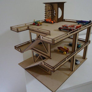 Könnte beinhalten: Ein mehrstöckiges Spielzeug-Autogebäude aus Holz mit Rampen und einem Turm. Mehrere Spielzeugautos in verschiedenen Farben parken auf den verschiedenen Ebenen. Das Gebäude besteht aus hellbraunem Holz und hat ein geometrisches Design.