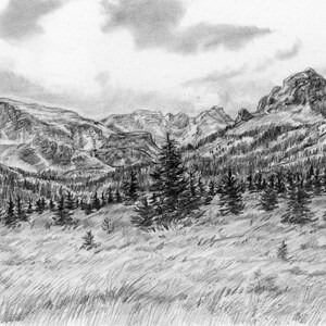 Puede incluir: Un dibujo a lápiz en blanco y negro de una cordillera con un valle en primer plano. Las montañas están cubiertas de árboles y el valle está cubierto de hierba.