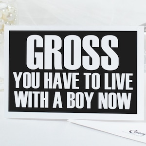Tarjeta de boda o compromiso imprimible. Asqueroso, ahora tienes que vivir con un chico. Tarjeta de felicitación de boda divertida para amigos DIGITAL