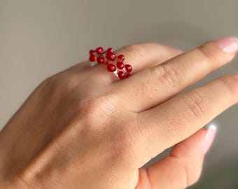 Anel de vidro artesanal com bolinhas vermelhas – Joia marcante e colorida, anel de vidro artesanal