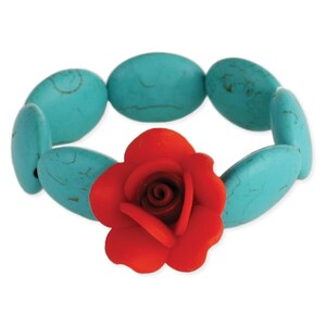 Könnte beinhalten: Armband aus türkisfarbenen, ovalen Perlen, die zu einem Armband zusammengefügt sind, mit einem roten Rosen-Anhänger.