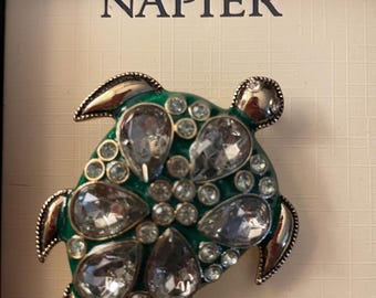 Broche Napier con diseño de tortuga marina, esmalte verde tropical y tono plateado, artículo raro, vintage, firmado, nuevo, sin usar, en su caja original.