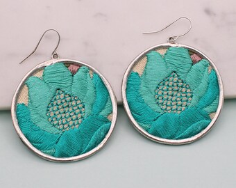 Pendientes de estilo vintage con flores turquesas bordadas y redondas, de inspiración cottagecore, en tono plateado ER-2000
