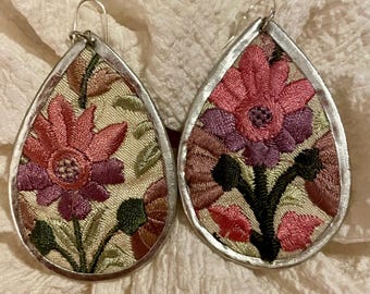 Pendiente elegante de lágrima de plata con bordado de flores rosa claro ER-109