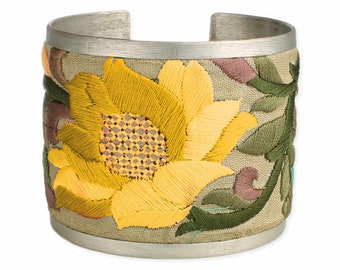 Brazalete elegante con bordado de flores amarillas BRLT-YELL