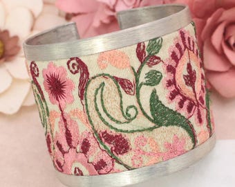 Brazalete rígido vintage de metal plateado con bordado floral rosa, 5 cm de ancho, 12-BRLT-PNK