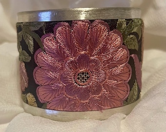 Brazalete elegante vintage bohemio con flores moradas bordadas en tono plateado BRLT-0120