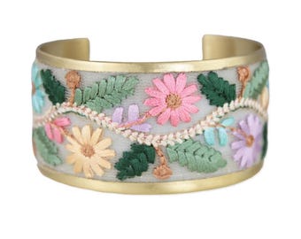 Brazalete ajustable en tono dorado con flores pastel bordadas con temática de jardín natural y enredaderas VNFLR-BRLT