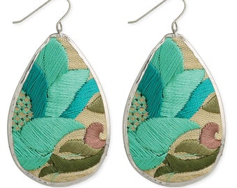Pendientes de lágrima con diseño floral vintage en tonos crema, turquesa y morado, con llamativos bordados florales ER-22