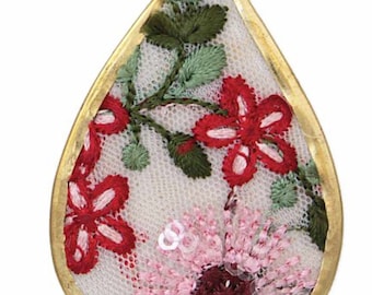 Pendientes con bordado floral en rosa, rojo y verde sobre fondo blanco de inspiración vintage Grandmacore Cottagecore con bordado floral WHT-EMB-ER