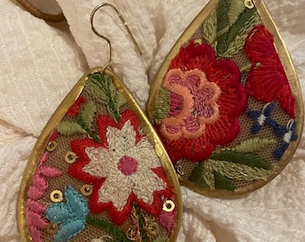 Pendiente de tela Elegante Bordado Rojo Hecho a Mano en Hilo Floral diseño con Flores de Colores ER--101