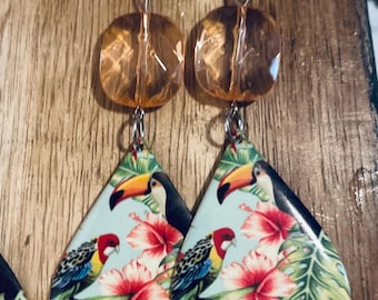 Pendientes llamativos de 10 cm (4 pulgadas) hechos a mano, novedosos, en tonos aguamarina, melocotón y naranja, con pájaros tropicales, loro tocán y flores rosas, hojas de helecho y palmera. Pieza única, ligera, E-13.
