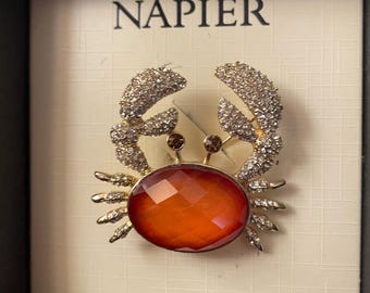Broche vintage Napier con cuerpo de coral y diamantes de imitación, firmado. Broche vintage raro firmado. Nuevo, sin usar, en su caja original.