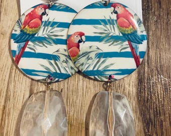 Pendientes llamativos hechos a mano con loros de rayas azules y blancas tropicales y hojas de palma, de 11,4 cm (4,5 pulgadas). Ligeros, ideales para vacaciones en crucero. Pieza única E-04