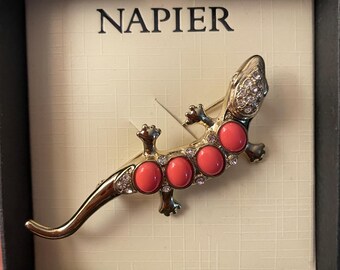 Broche vintage Napier de lagarto con cuerpo de coral y diamantes de imitación, firmado. Broche vintage raro firmado. Nuevo, sin usar, en su caja original.
