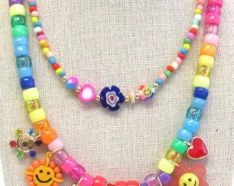 Conjunto de collar y pendientes de doble capa con múltiples dijes, diseño hippie, estilo clowncore, bohemio, con cuentas de arcoíris, flores y corazones, 777
