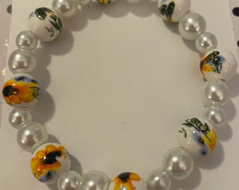 Pulsera elástica con cuentas de cerámica redondas de 3 tamaños con girasoles pintados en amarillo y blanco de inspiración vintage WHTSNFLWR-BRLT