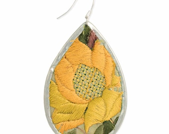 Pendientes de lágrima de plata con elegantes bordados florales amarillos ER-YELL