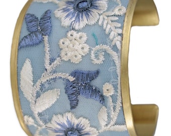 Brazalete con bordado floral en azul claro y mezclilla BRLT-DNM