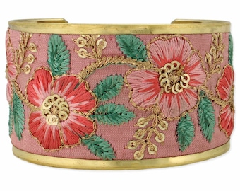 Brazalete con bordado floral en rosa suave BRLT-555