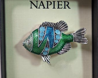 Broche Napier Fish, broche tropical azul verdoso esmaltado plateado, vida marina, océano, RARO, vintage, firmado, nuevo, antiguo stock en caja original