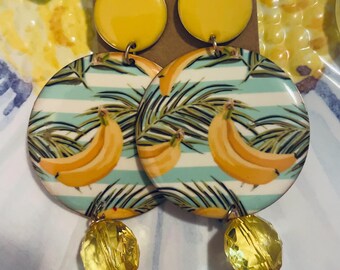Pendientes llamativos de 7,6 cm (3 pulgadas) con diseño tropical, aguamarina, blanco y amarillo, con forma de plátanos y hojas de palma. Únicos y ligeros. E-08