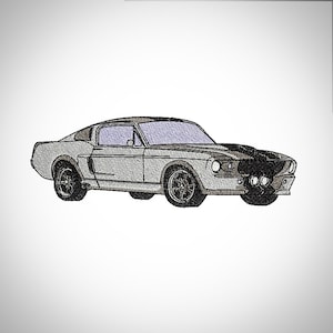 Pode incluir: Um Ford Mustang cinza prateado com listras de corrida pretas e interior preto. O carro tem uma grelha preta com faróis redondos e um spoiler preto.