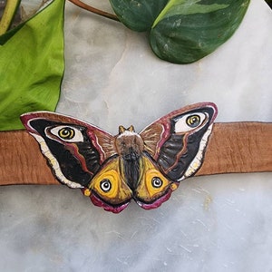 Brazalete de cuero curtido vegetal, tallado a mano. Mariposa.
