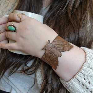 Brazalete de cuero curtido vegetal, tallado a mano. Polilla.
