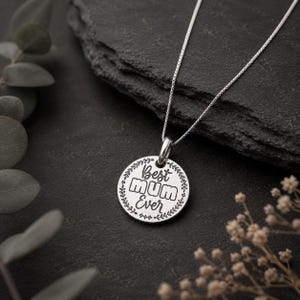 Collier « Meilleure maman du monde », pendentif gravé, cadeau pour la fête des mères, collier en argent fait main, cadeau pour maman, cadeau personnalisé