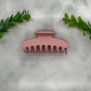Peut inclure: Une grande pince &agrave; cheveux en or rose. La pince a une finition lisse et mate et est con&ccedil;ue pour tenir les cheveux &eacute;pais ou longs.
