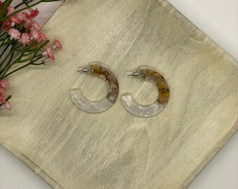 Créoles écaille de tortue, créoles minimalistes, créoles en acrylique, créoles aspect léopard, boucles d'oreilles tendance, moitié-moitié