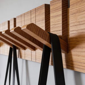 Pode incluir: Um conjunto de três canecas de cerâmica com acabamento manchado e fosco. Cada caneca apresenta uma cor diferente: azul claro, creme e cinza. As canecas têm um design simples e moderno e uma alça confortável.