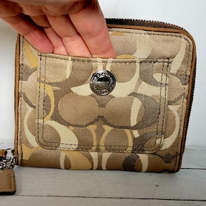 Canvas Coach Kleine Monogrammed Zip-Around Brieftasche für Frauen, Brieftasche, Reißverschluss